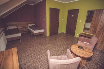 Фото номера Просторный двухместный номер с 2 отдельными кроватями Фермерские дома Quatro Osrodek Jezdziecki - Gospodarstwo Agroturystyczne г. Победзиска 14
